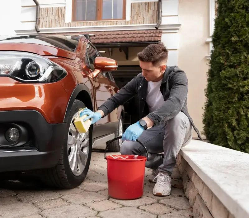Lavage auto à domicile Saint-Germain-du-Pinel : professionnel intervenant sur un véhicule